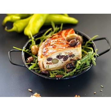 Tourte &agrave; la volaille, m&eacute;lange olives du march&eacute; et oignons crispy